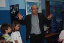16_Subdirector.jpg - El Subdirector del IEO de Madrid Pablo Abaunza charlando con los niños y niñas