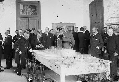 Odón de Buen (en el microscopio) presidiendo el acto de inauguración del Centro Oceanográfico de Vigo el 2 de septiembre de 1917 / Archivo Pacheco.