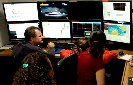 Científicos en el laboratorio de acústica realizando trabajos de cartografía del fondo marino.