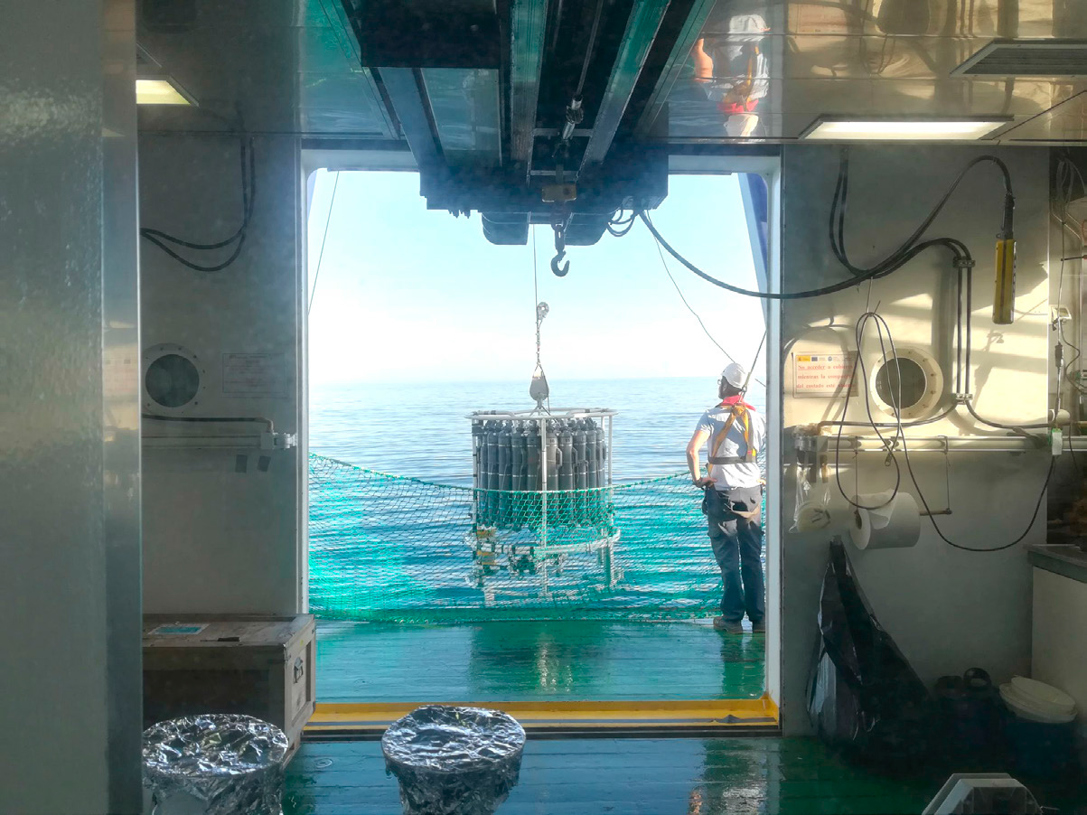La roseta de botellas oceanográficas preparada para la toma de muestras en estación a bordo del BIO Ramón Margalef. Autor: Mariano Serra (COB-IEO).