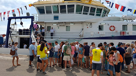 Tripulación y voluntarios de la UCA coordinan los grupos de visitas a la entrada del buque