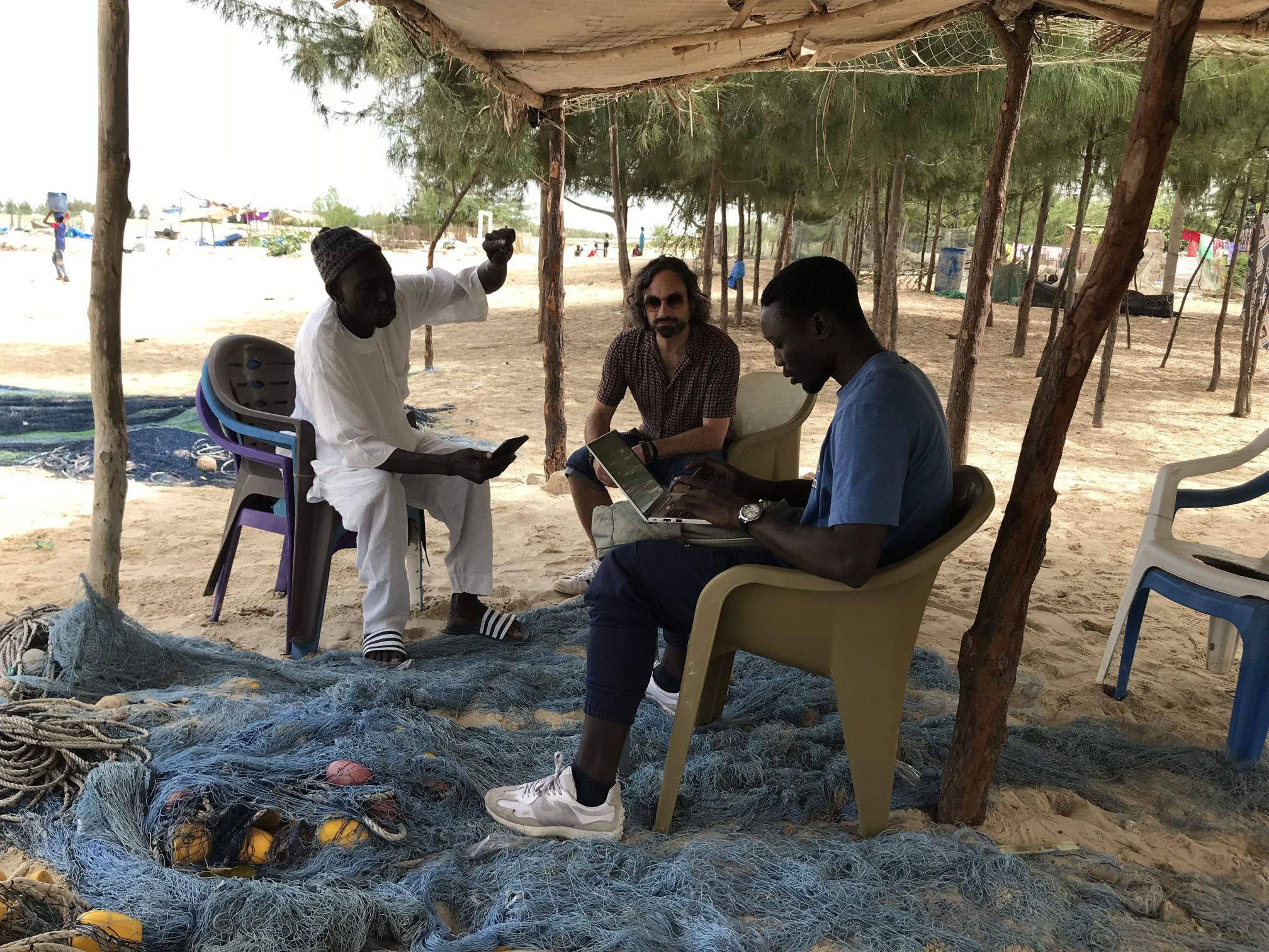 Entrevista de Marcos LLope a Alioune Dieye (de la 'cofradía' URPAS, Union Régionale des Pêcheurs Artisanaux de Saint-Louis) y Mamadou N. Seck. Trabajo de campo en Gandiol (Senegal) © Centro Oceanográfico de Gijón/Xixón (IEO-CSIC) Entrevista de Marcos LLope a Alioune Dieye (de la 'cofradía' URPAS, Union Régionale des Pêcheurs Artisanaux de Saint-Louis) y Mamadou N. Seck. Trabajo de campo en Gandiol (Senegal) © Centro Oceanográfico de Gijón/Xixón (IEO-CSIC)