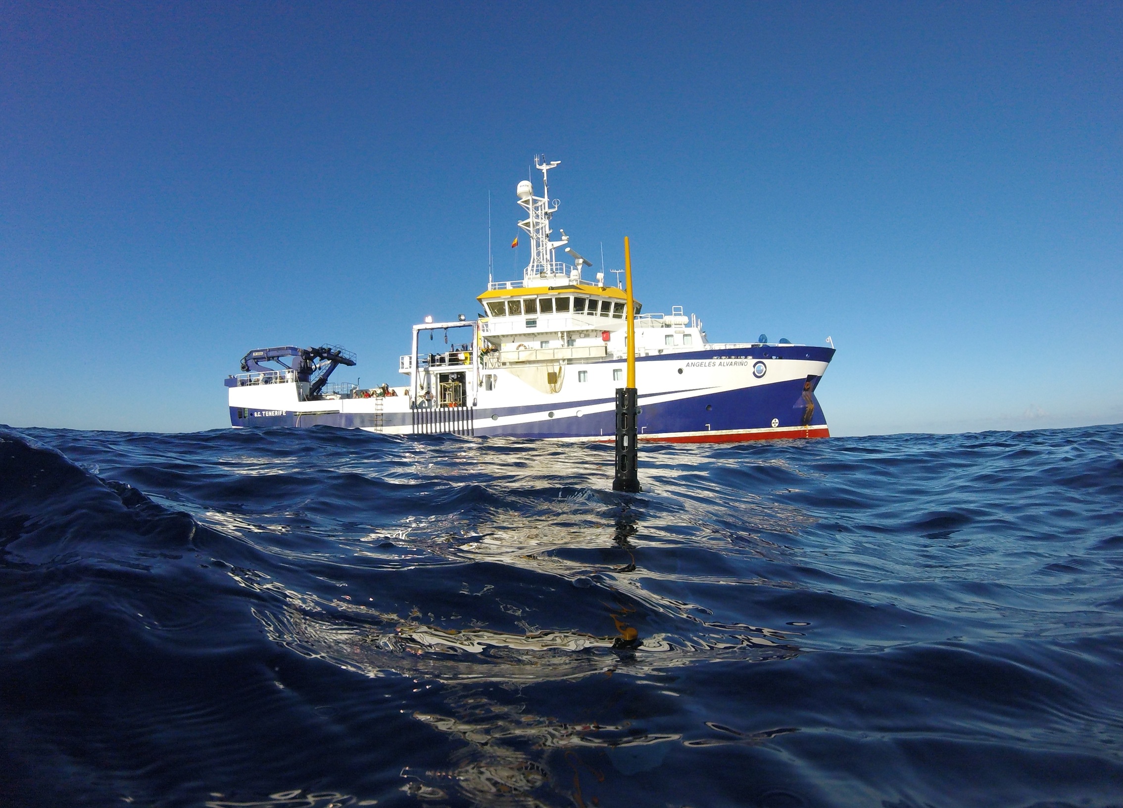 Despliegue de una boya ARGO a bordo del Ángeles Alvariño. | Alberto González, IEO-CSIC Despliegue de una boya ARGO a bordo del Ángeles Alvariño. | Alberto González, IEO-CSIC