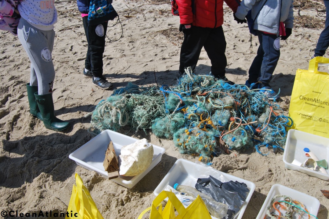 Recogida de basura en la playa organizada en el proyecto CleanAtlantic.