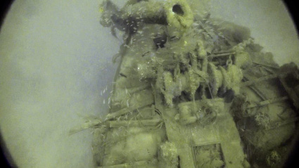 Imagen de la proa del buque hundido en donde se ven las maquinillas de fondeo y la cadena del ancla