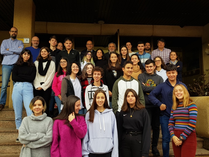 Alumnos de los dos Centros STEMBach con sus profesores y tutores del Centro Oceanográfico de Vigo