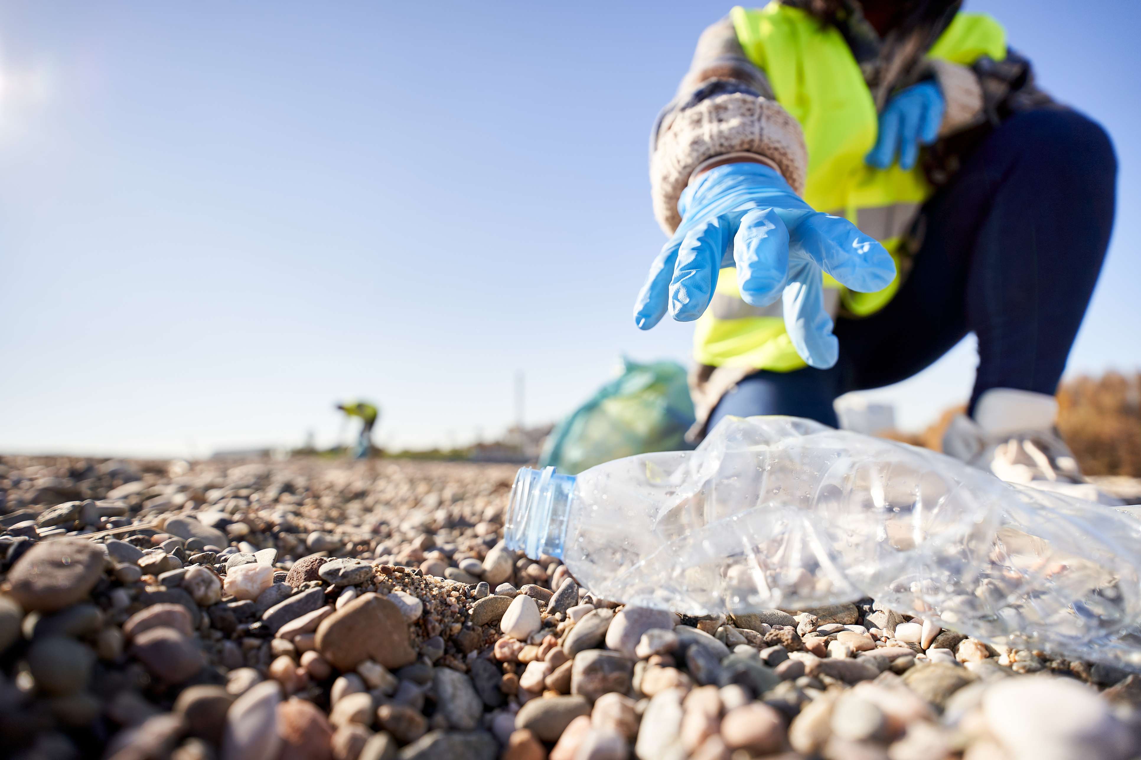 Voluntario recogiendo basura © iStock