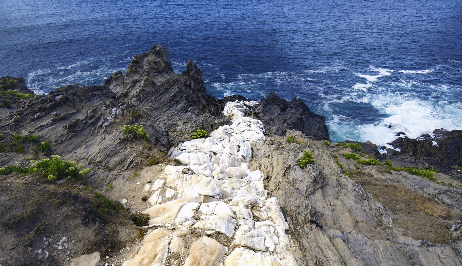 El filón de cuarzo blanco de Seixo Branco, un enclave geológico singular situado en la costa de A Coruña. El filón de cuarzo blanco de Seixo Branco, un enclave geológico singular situado en la costa de A Coruña.