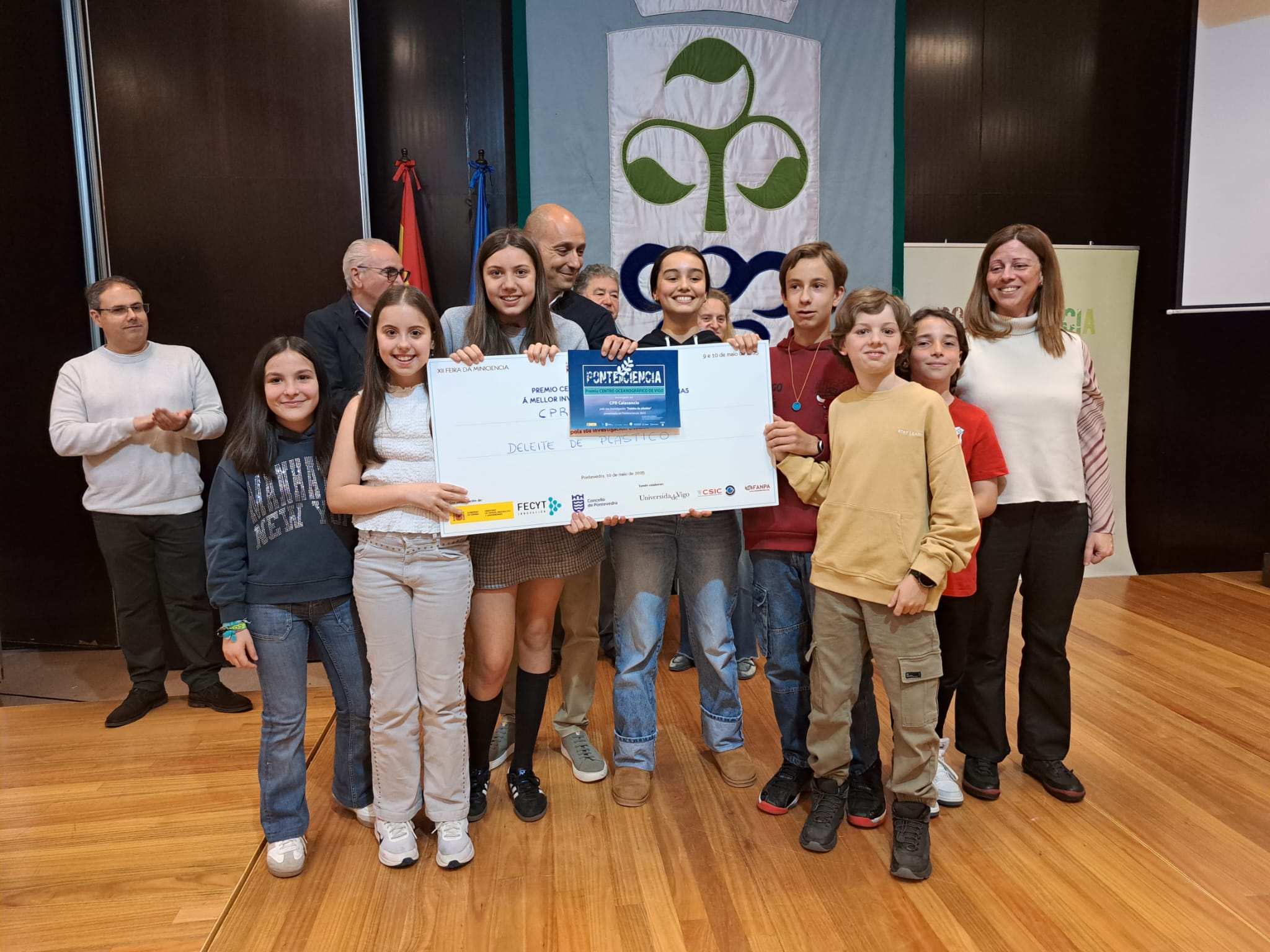 Alumnado del Colegio Calasancio recogiendo el premio | IEO