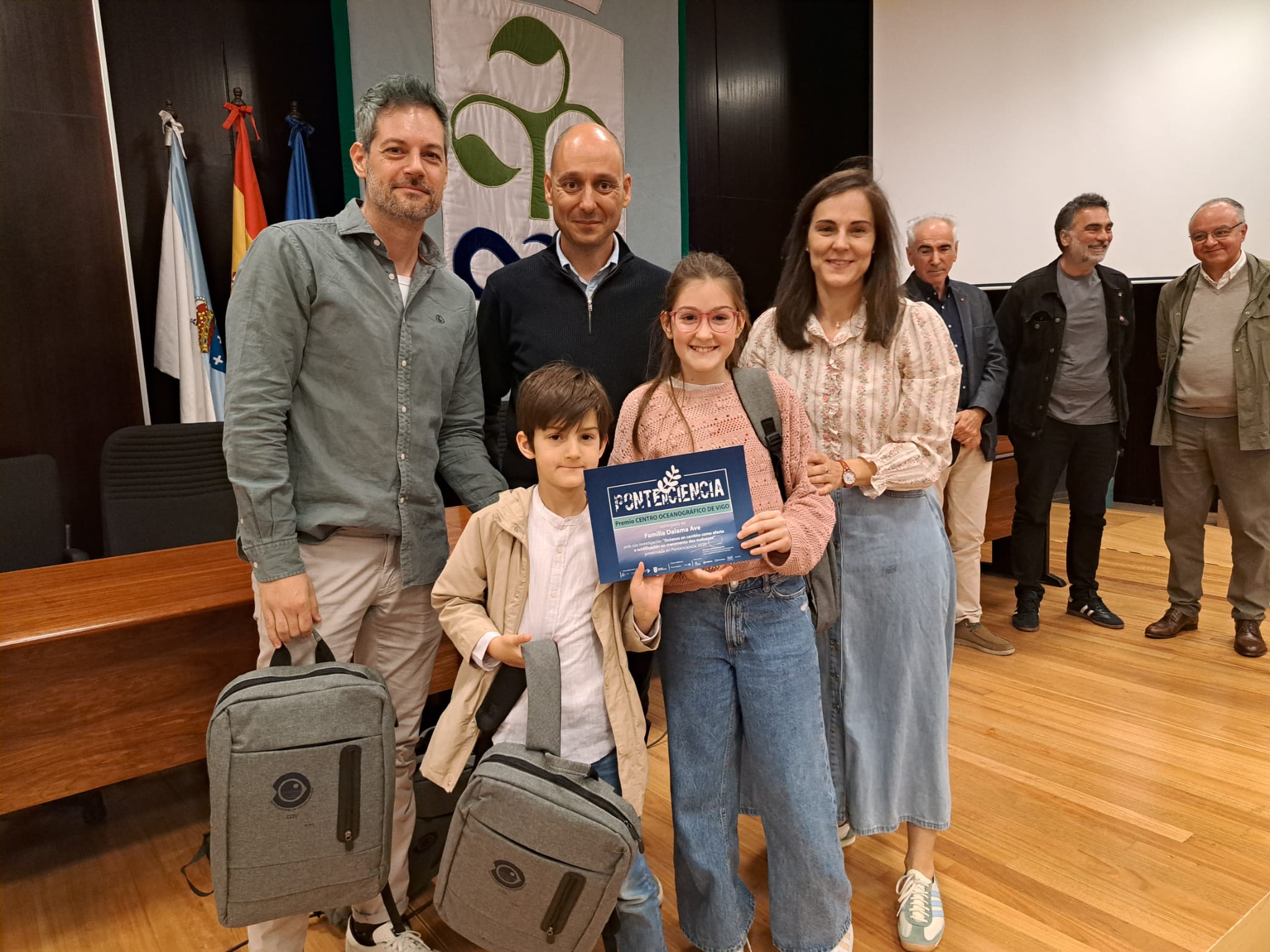 La familia Dalama Ave posa con Pablo Otero, director del Centro Oceanográfico de Vigo, en el momento de recoger el premio La familia Dalama Ave posa con Pablo Otero, director del Centro Oceanográfico de Vigo, en el momento de recoger el premio