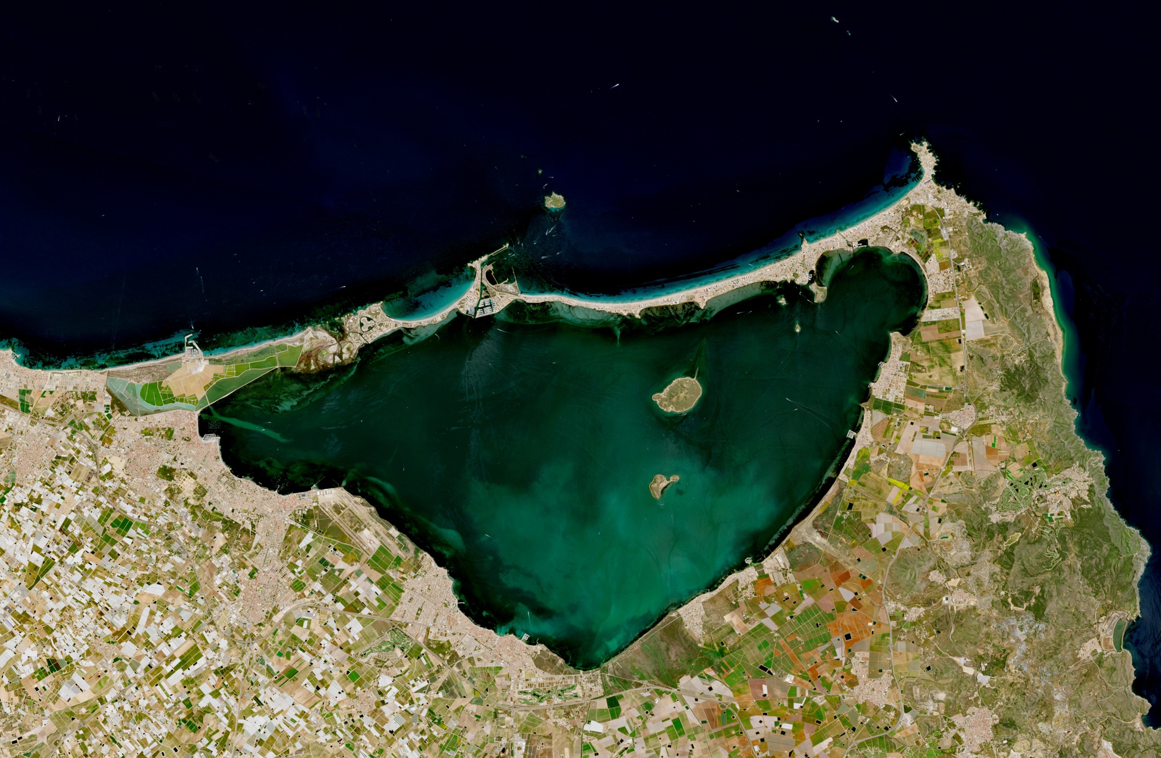 Vista satelital del Mar Menor. Vista satelital del Mar Menor.