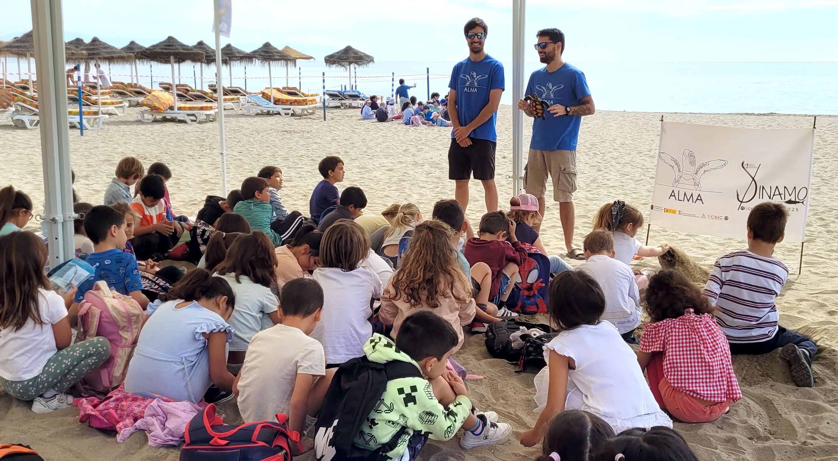 Alumnado de primaria atendiendo uno de los talleres en a playa de Fuengirola © Centro Oceanográfico de Málaga (IEO, CSIC)