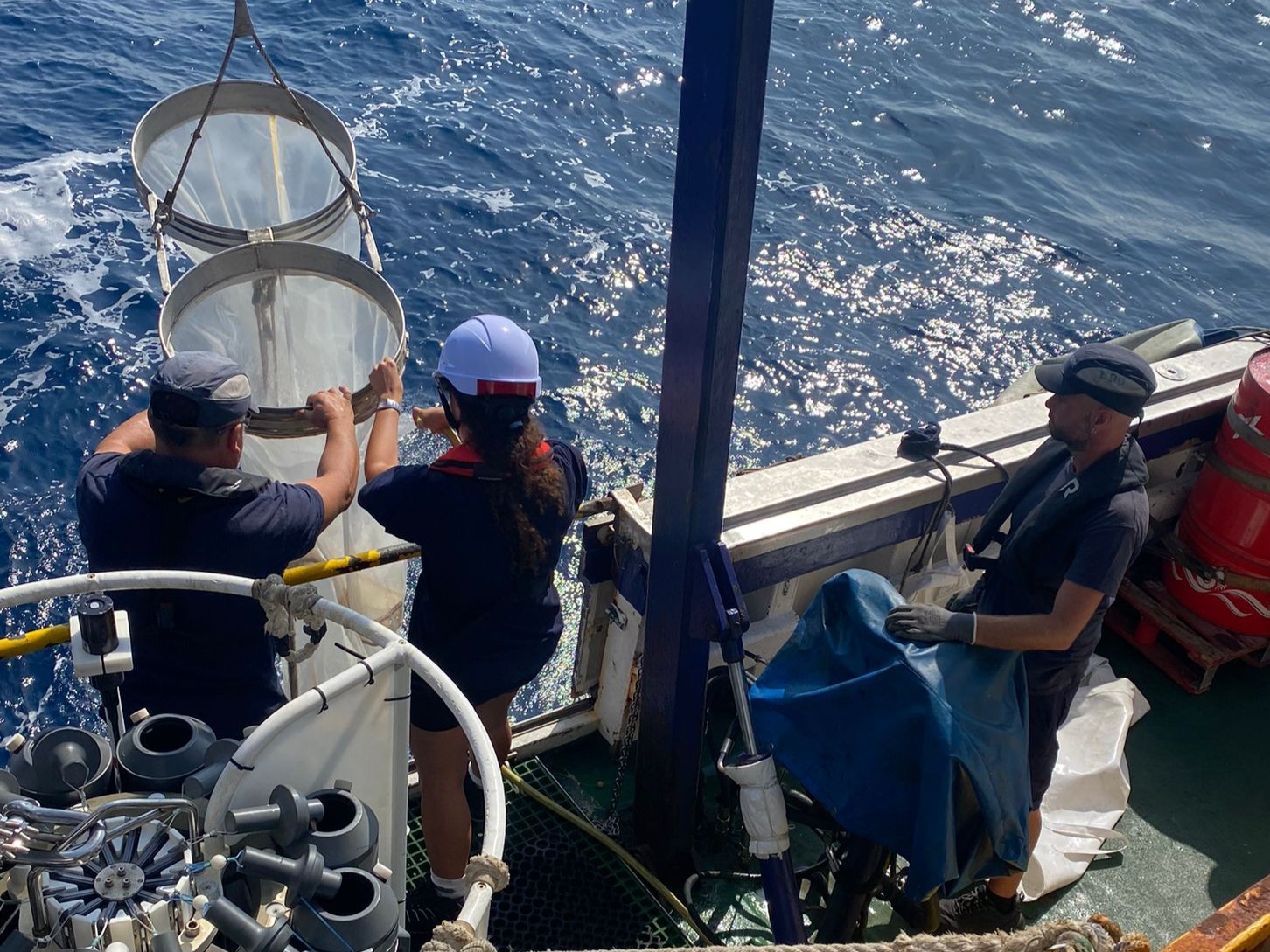 Personal técnico realizando muestreos de plancton mediante redes a bordo del Francisco de Paula Navarro | IEO-CSIC