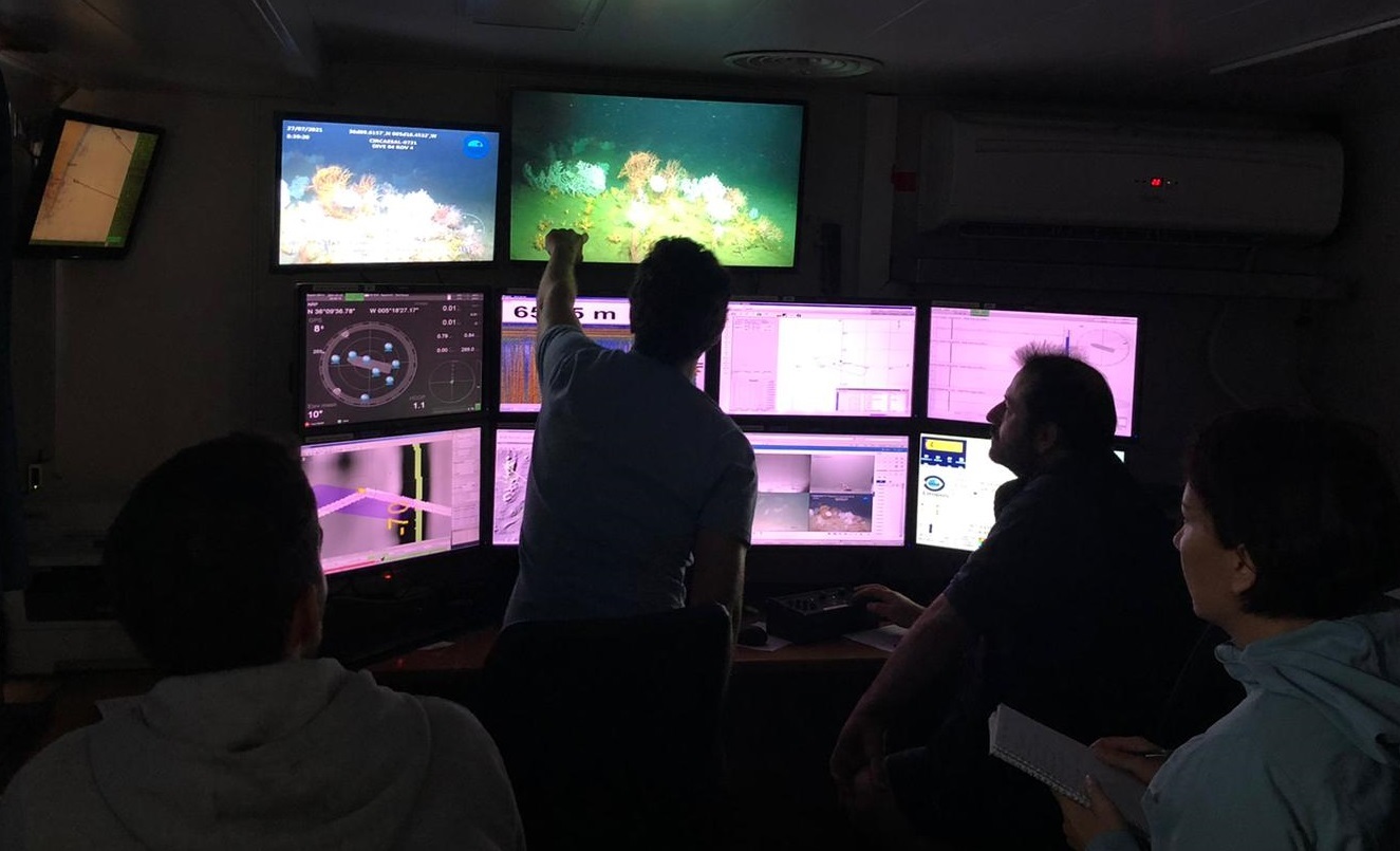Personal investigador del IEO explora los fondos marinos a bordo del Ángeles Alvariño | IEO-CSIC