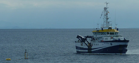 El buque oceanográfico Ramón Margalef junto a la boya AGL, dos de las plataformas que han servido de fuente de datos para el estudio. Foto: Carmen Rodríguez / IEO