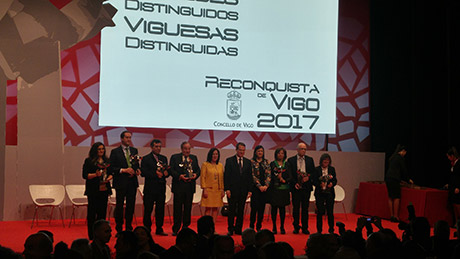En el centro de la imagen, Victoria Besada, directora del Centro Oceanográfico de Vigo del IEO, junto al alcalde de Vigo, Abel Caballero, y los Vigueses Distinguidos