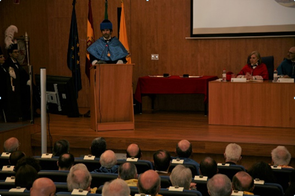 Eduardo Balguerías leyendo su discurso de investidura