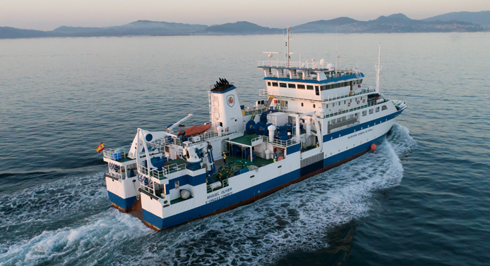 El buque Miguel Oliver, con 70 metros de eslora y 12 de manga, cuenta con un equipamiento tecnológico puntero para la navegación y para la investigación pesquera y oceanográfica