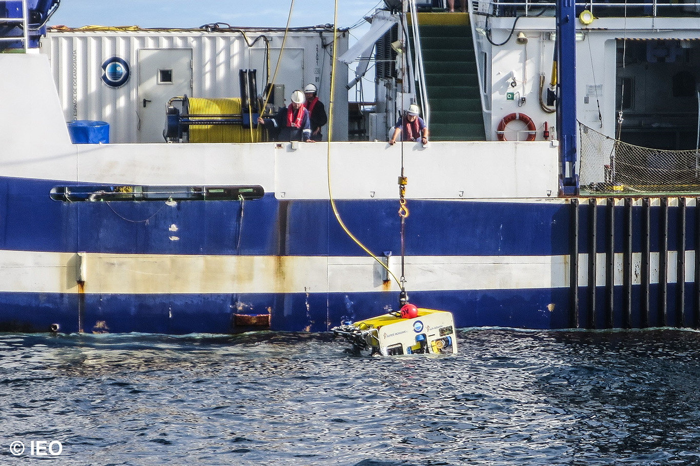 Largado del ROV al agua para la toma de imágenes desde el buque Ángeles Alvariño. Foto: IEO