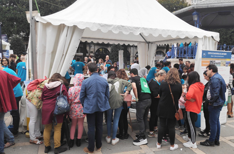 Stand en la Plaza Pombo con mucha gente interesada en nuestras investigaciones. (Fuente: Banco de imágenes del IEO-Santander)