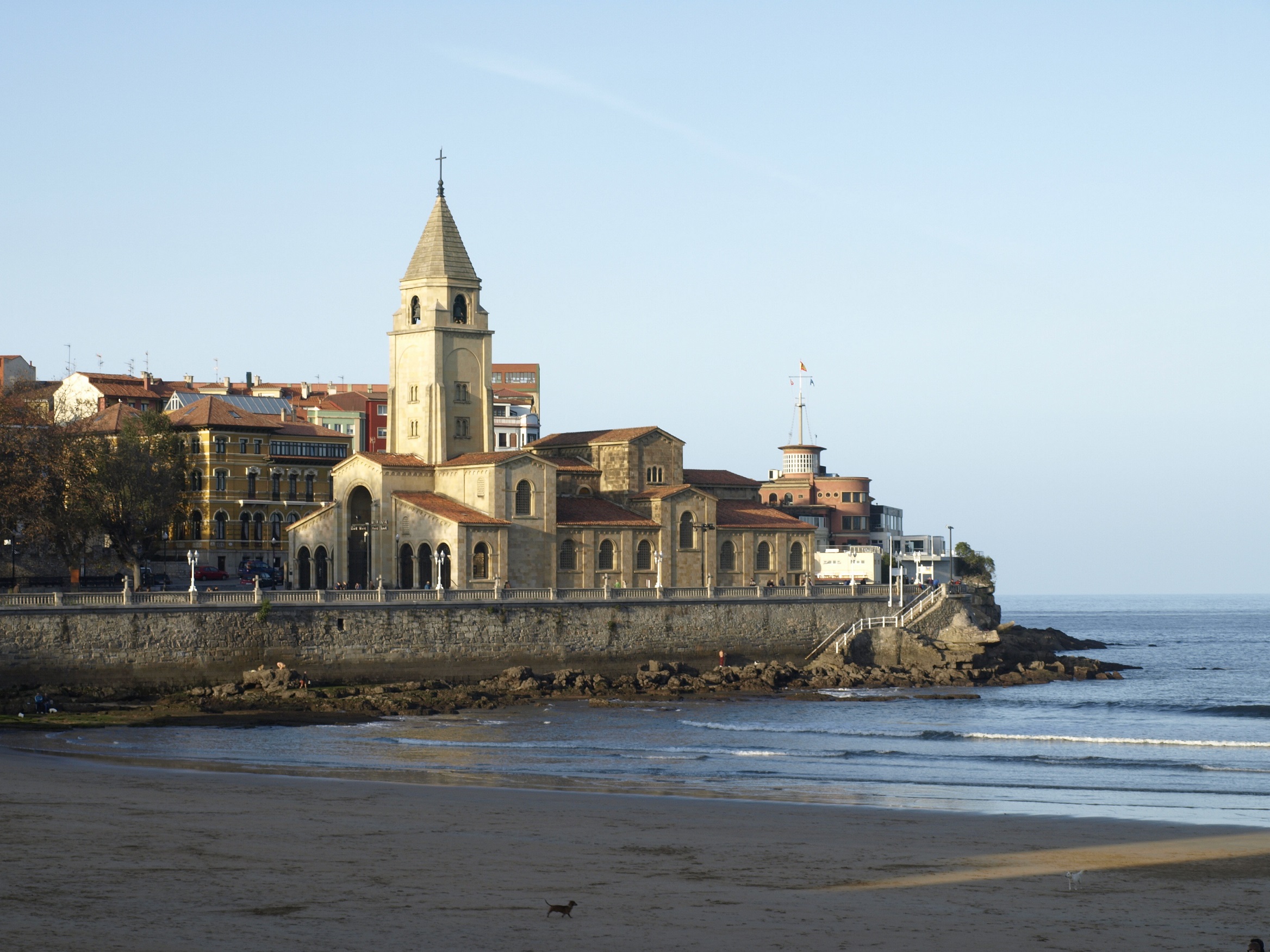 Playa de San Lorenzo, en el centro de Gijón. Foto: EMSA Ortego | IEO
