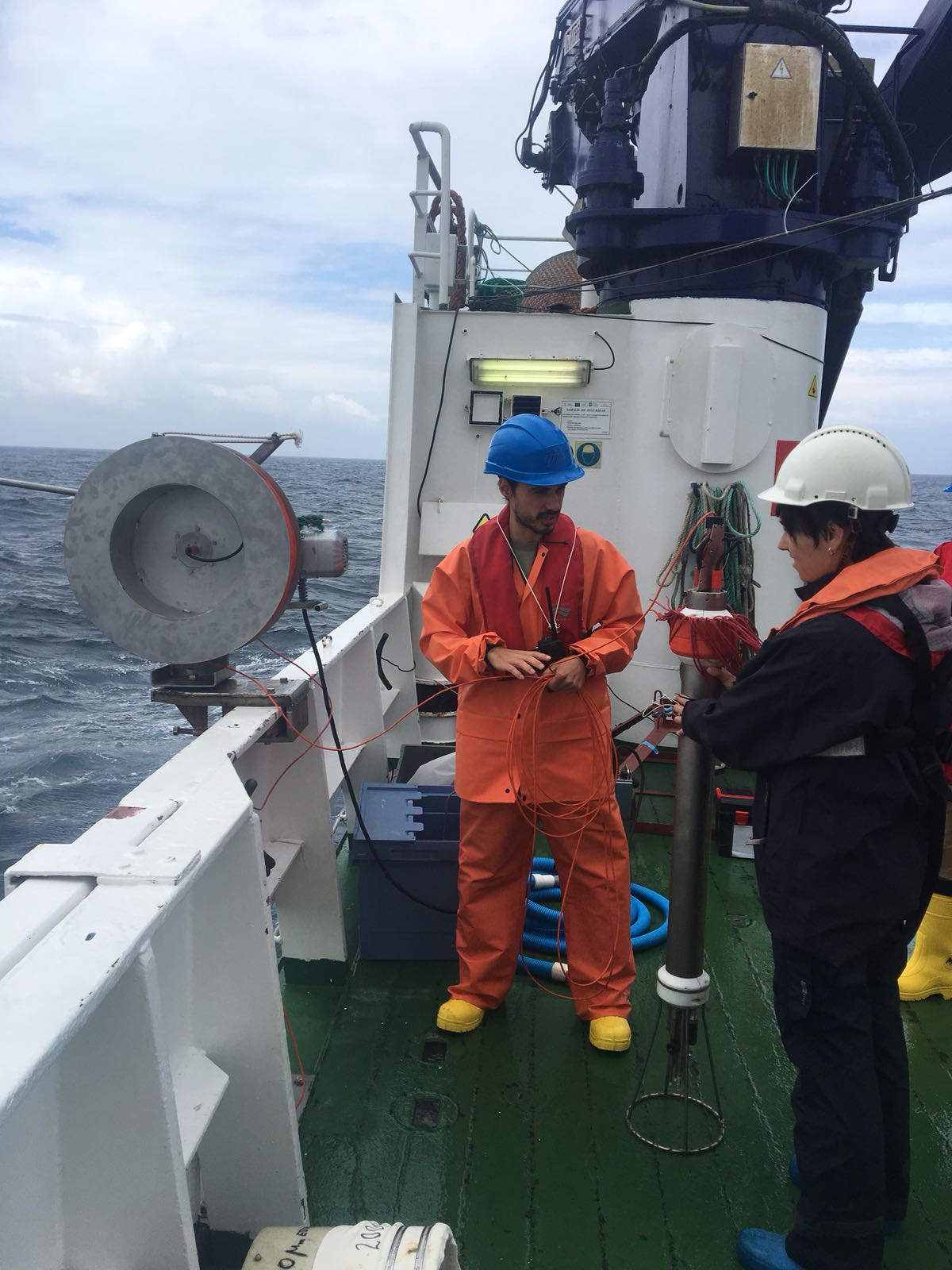 Apunto de desplegar el perfilador de turbulencia desde el buque Ramón Margalef / Proyecto Remedios