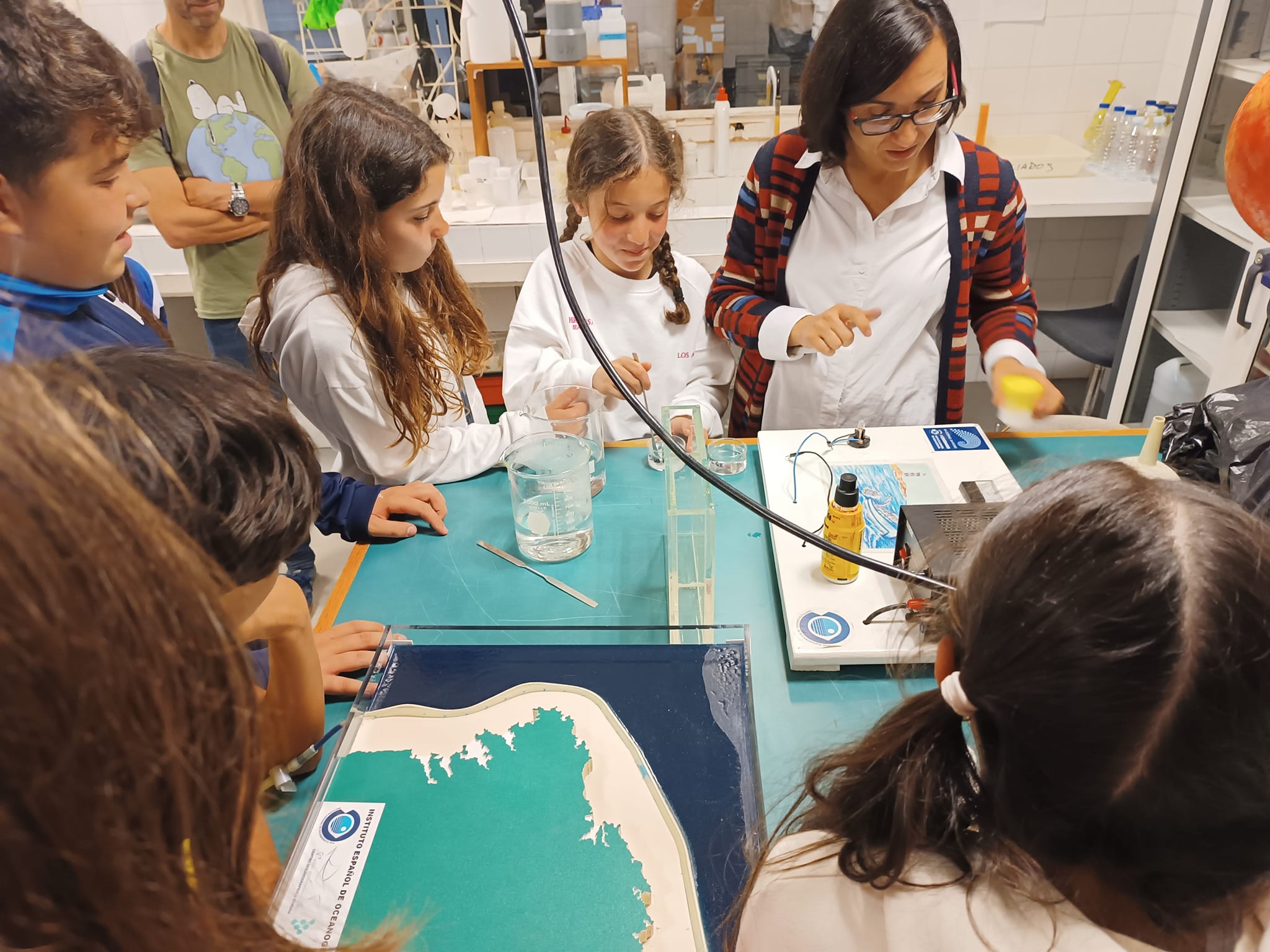 Un grupo de estudiantes participa en un taller organizado por el Instituto Español de Oceanografía