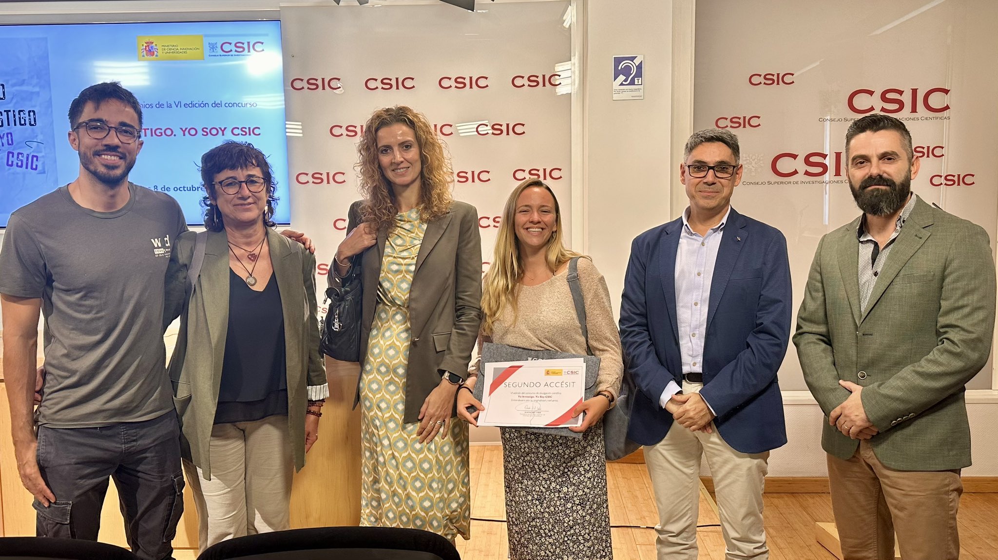 Silvia Segarra porta el premio acompañada de responsables del IEO-CSIC © IEO-CSIC