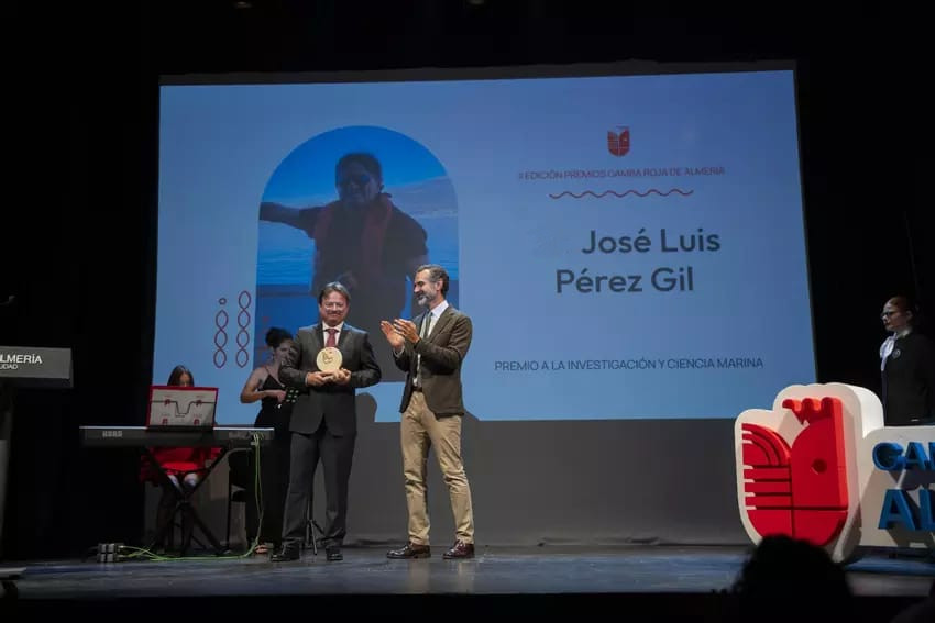 José Luis Pérez Gil recogiendo el premio de la mano del consejero de Agricultura, Pesca, Agua y Desarrollo Rural de la Junta de Andalucía | Diario de Almería José Luis Pérez Gil recogiendo el premio de la mano del consejero de Agricultura, Pesca, Agua y Desarrollo Rural de la Junta de Andalucía | Diario de Almería