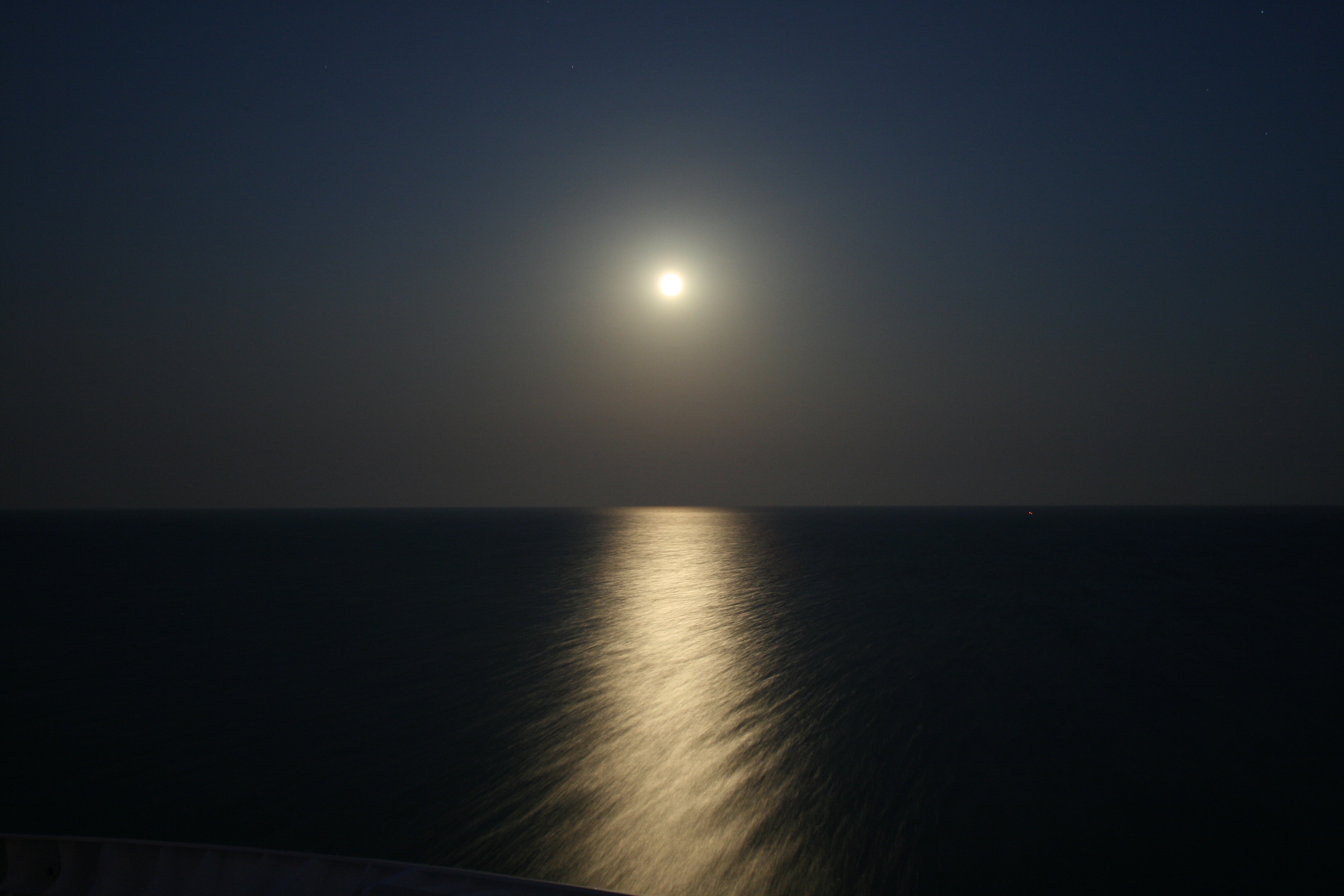 Luna llena de verano en el Mediterráneo. © @yagobruna. Freeimages.com