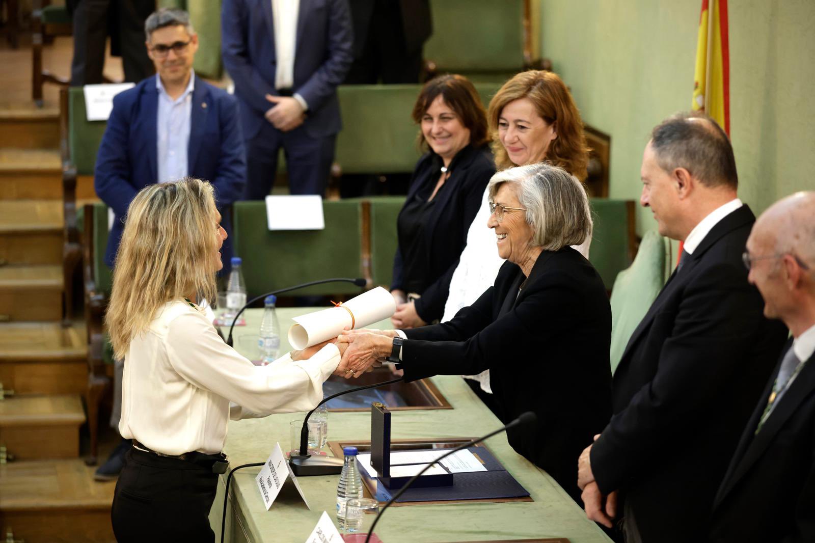 La presidenta de la RAC, Ana Crespo, hace entrega del diploma acreditativo a la nueva académica de número, la Dra. Salud Deudero Company © RAC