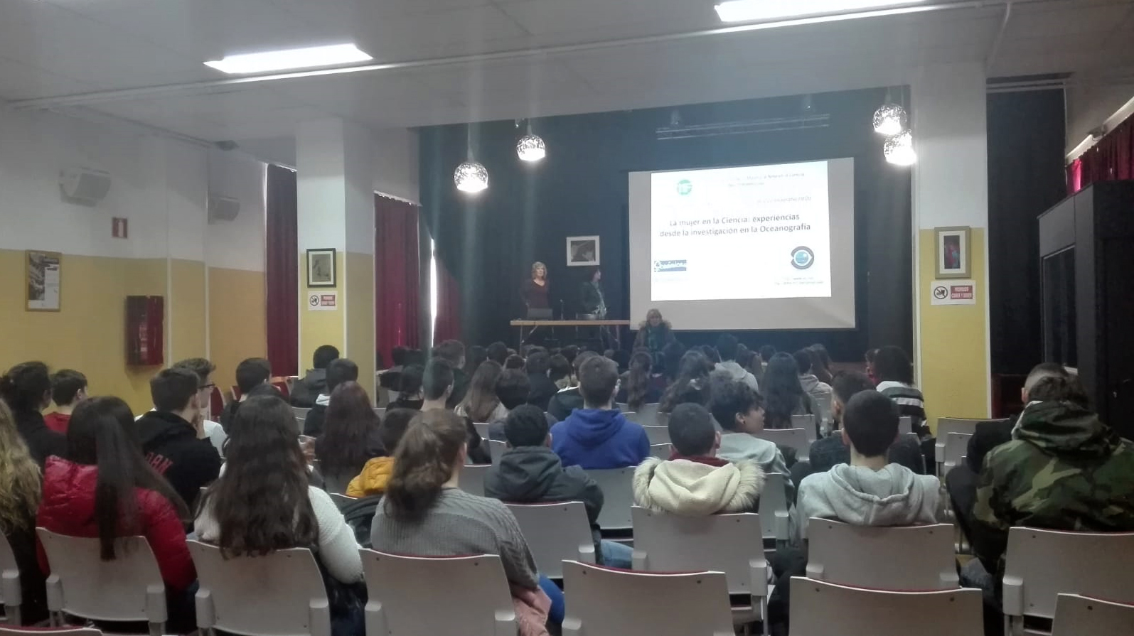 Momento de la charla de Begoña Villamor en el IES Ataulfo Argenta de Castro Urdiales