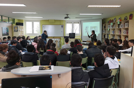 Foto. Pilar Pereda y los alumnos en un momento de su exposición