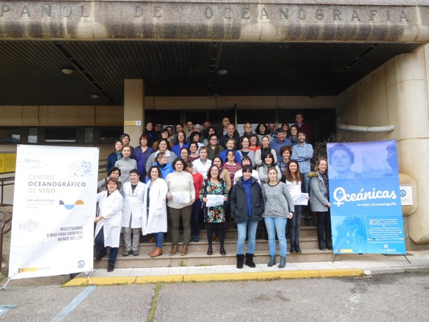 Foto de grupo del personal del Centro Oceanográfico de Vigo para conmemorar la efeméride