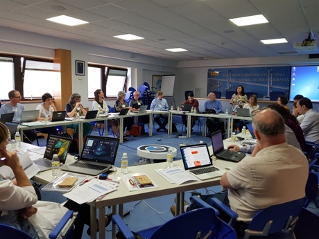 Miembros de la red de expertos sobre contaminantes reunidos en el Centro Oceanográfico de Vigo