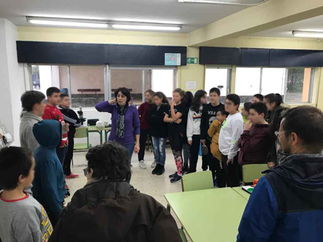 Gelines Louro y Lola Garabana imparten una charla sobre los efectos de los microplásticos en los mares