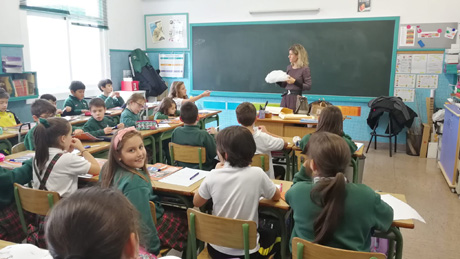 Carlota Rodríguez dando la charla sobre los océanos