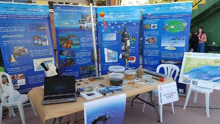 Stand instalado por el Centro Oceanográfico de Málaga con diverso material científico